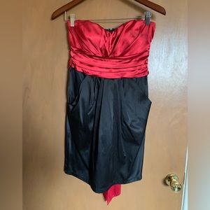 Simple red and black strapless shasa cocktail dress 🖤❤️